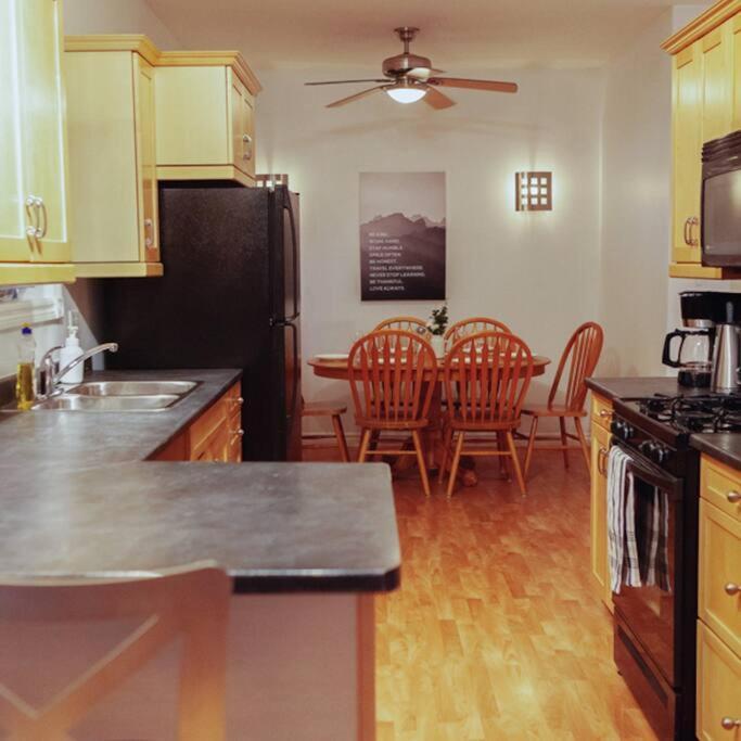 Large Upstairs Flat In Downtown Century Building Belleville Exterior photo