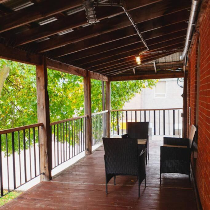 Large Upstairs Flat In Downtown Century Building Belleville Exterior photo