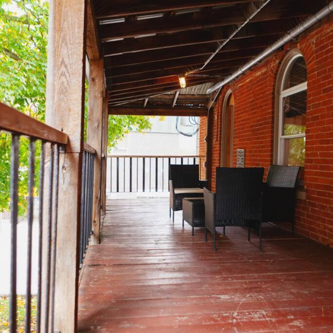 Large Upstairs Flat In Downtown Century Building Belleville Exterior photo