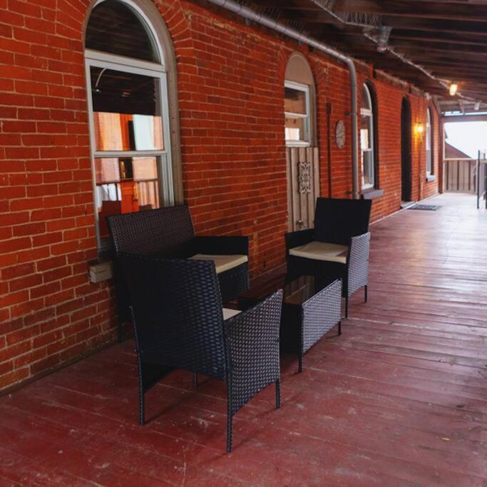 Large Upstairs Flat In Downtown Century Building Belleville Exterior photo