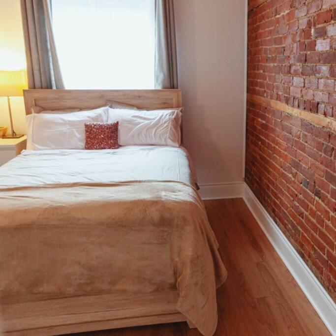 Large Upstairs Flat In Downtown Century Building Belleville Exterior photo