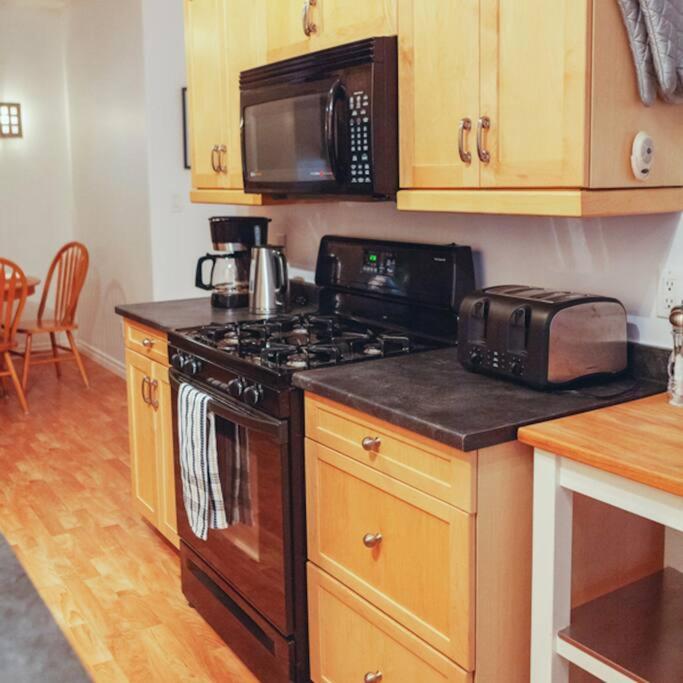 Large Upstairs Flat In Downtown Century Building Belleville Exterior photo